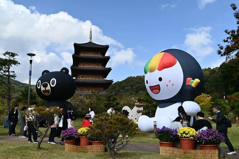 김천김밥축제 행사장의 꼬달이 대형 조형물과 사명대사공원 평화의탑