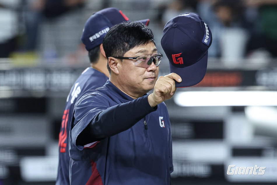모자를 벗어 팬들에게 인사하는 김태형 감독